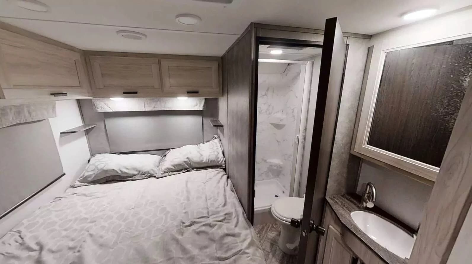 Sunseeker 2350 LE bedroom and bath